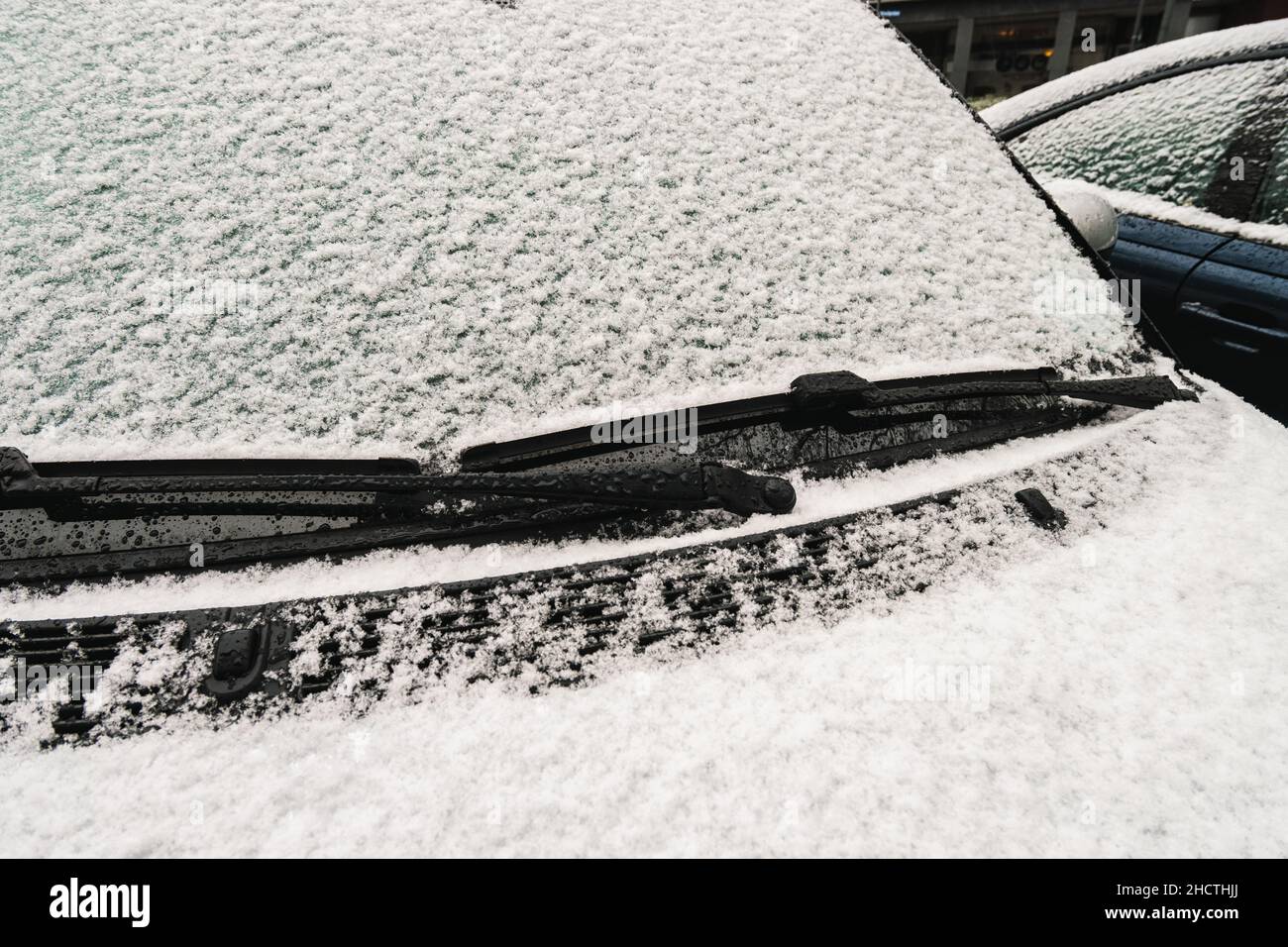 Voiture avec un pare-brise couvert de neige le matin Banque D'Images