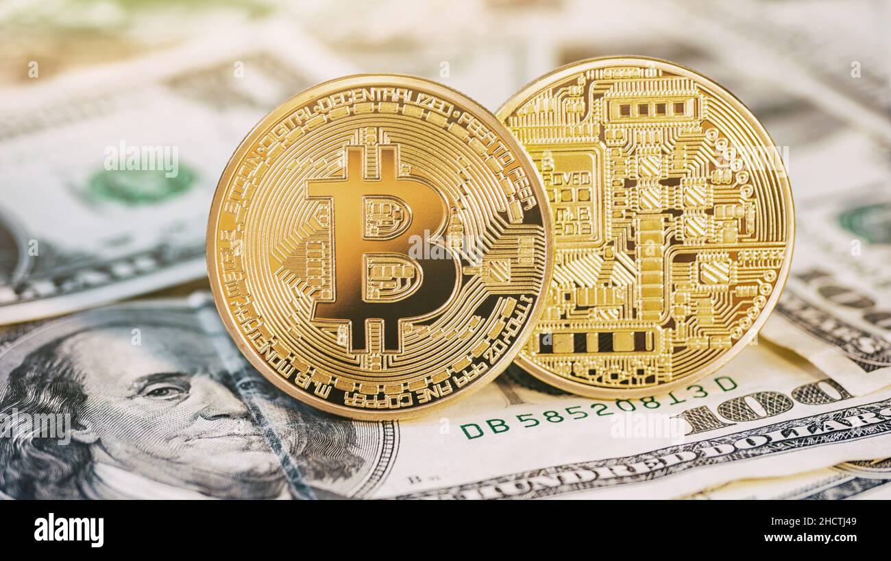pièces de monnaie en bitcoin d'or sur des billets en dollars us Banque D'Images