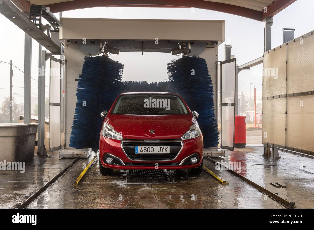 Campos, Espagne; décembre 30 2021: Nettoyage de la voiture rouge Peugeot  208 dans un tunnel de lavage de voiture Photo Stock - Alamy