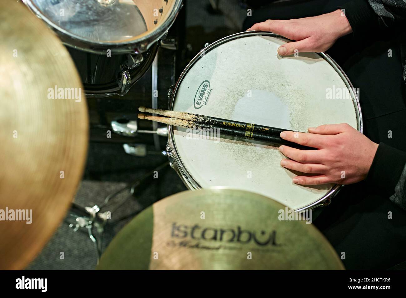 Les élèves ont répétitions à l'école de Mostar Rock. Banque D'Images