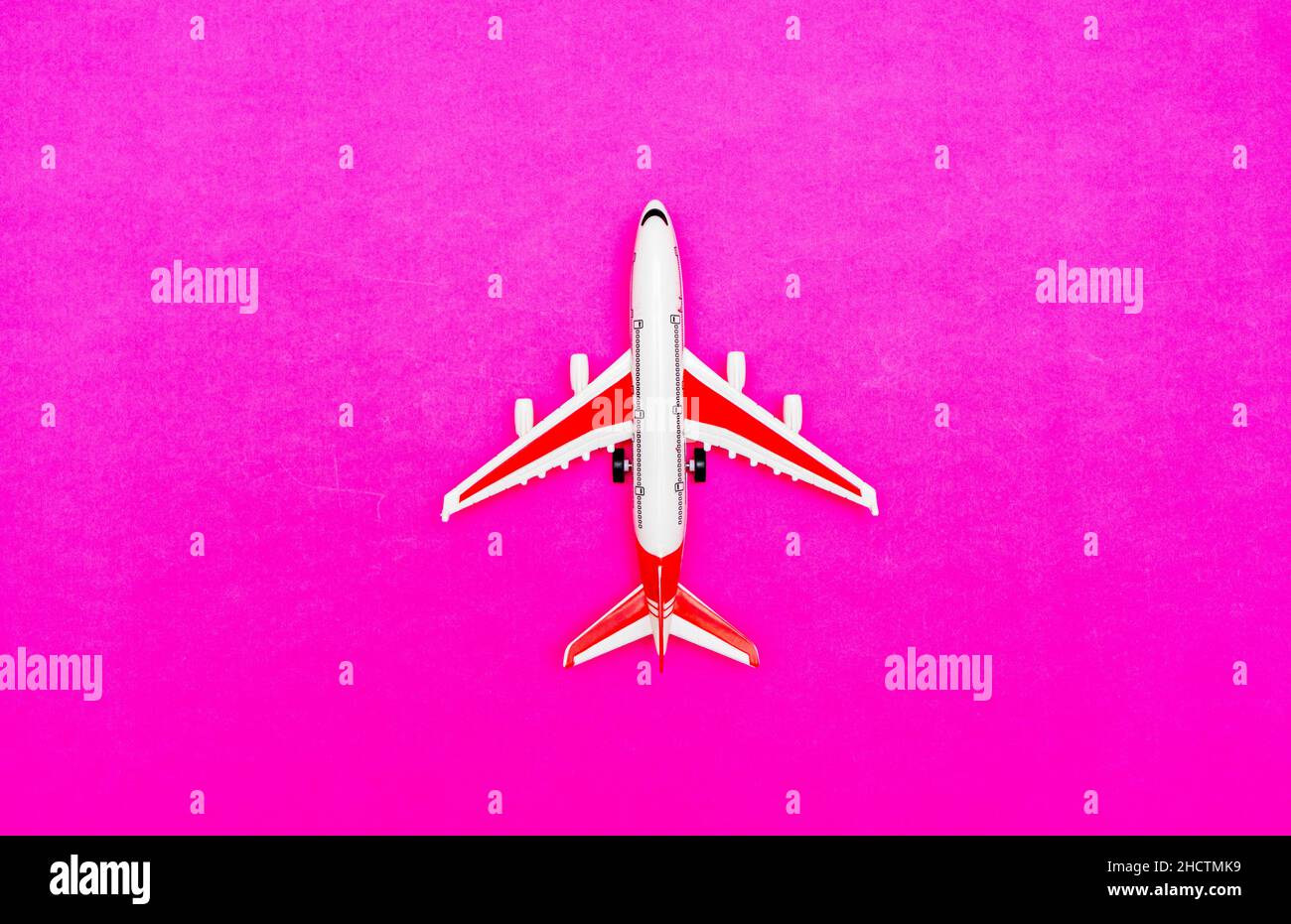 Creer Un Billet Davion Factice Gratuit Avion modèle passager blanc et rouge sur fond rouge et rose.Espace libre  pour le texte.Concept de voyage Photo Stock - Alamy