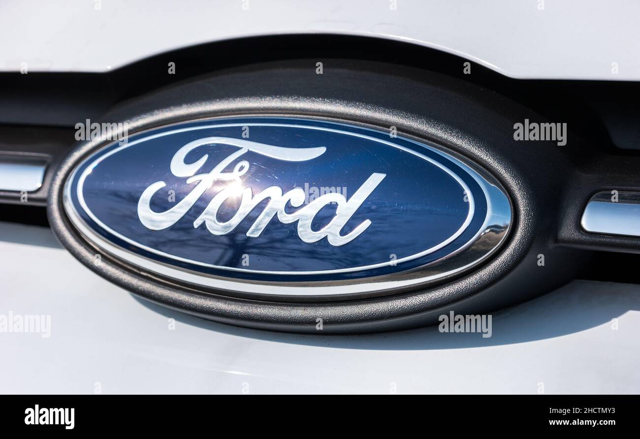 Ford signe gros plan.Ford Motor Company est un constructeur automobile multinational américain.Ford est le deuxième constructeur automobile en importance aux États-Unis. Banque D'Images