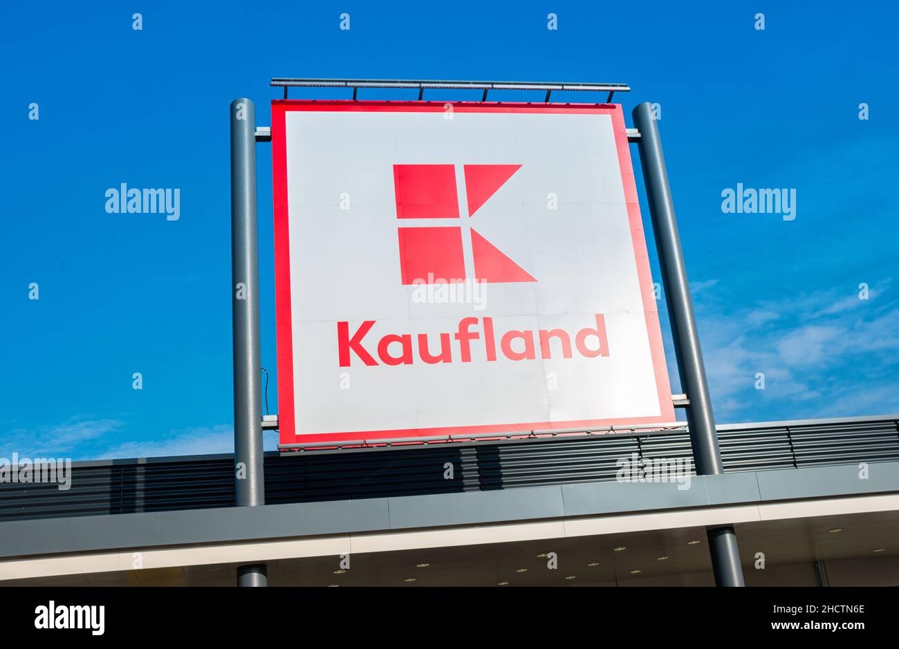 Le logo Kaufland sur l'hypermarché de la chaîne allemande, qui fait partie de Schwartz Gruppe. Banque D'Images