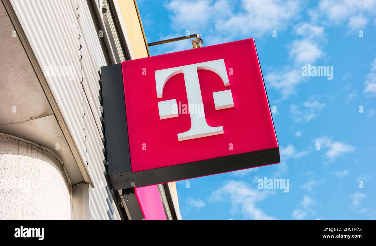 Nouveau logo de Deutsche Telekom dans une boutique.Il y a environ 750 magasins dits "T-Punkt" qui vendent des produits et des services de Deutsche Telekom. Banque D'Images