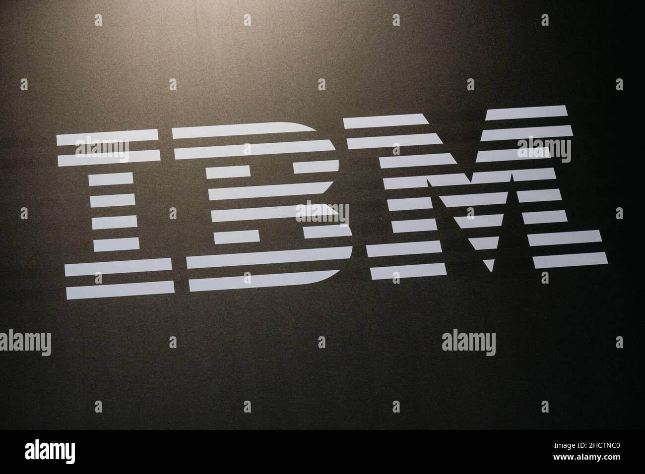 Logo IBM sur fond noir.IBM est une multinationale américaine de technologie et de conseil.IBM dispose de 12 laboratoires de recherche dans le monde entier. Banque D'Images