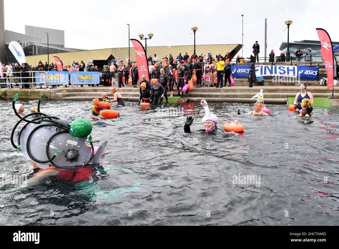 USAGE ÉDITORIAL SEULS les nageurs pendant le jour de l'an d'Unaim nagent à Salford Quays, qui est soutenu par Speedo.Date de la photo: Samedi 1 janvier 2022. Banque D'Images