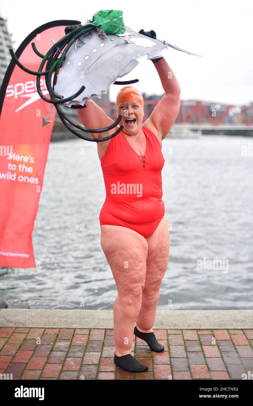 UTILISATION ÉDITORIALE SEULE Belinda Hastie pose alors qu'elle quitte l'eau pendant la nage du nouvel an à Salford Quays, qui est soutenue par Speedo.Date de la photo: Samedi 1 janvier 2022. Banque D'Images