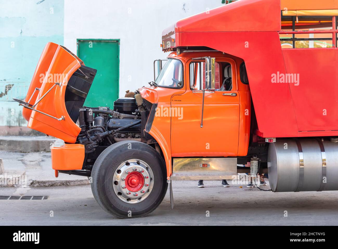 Truck hood open Banque de photographies et d'images à haute résolution -  Alamy