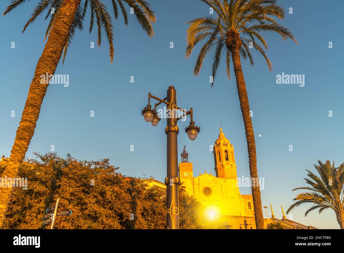 GRANDS PALMIERS SCULPTURE PARC FRONT DE MER SANT BARTOMEU I SANTA TECLA EGLISE SITGES COSTA DORADA CATALOGNE ESPAGNE Banque D'Images