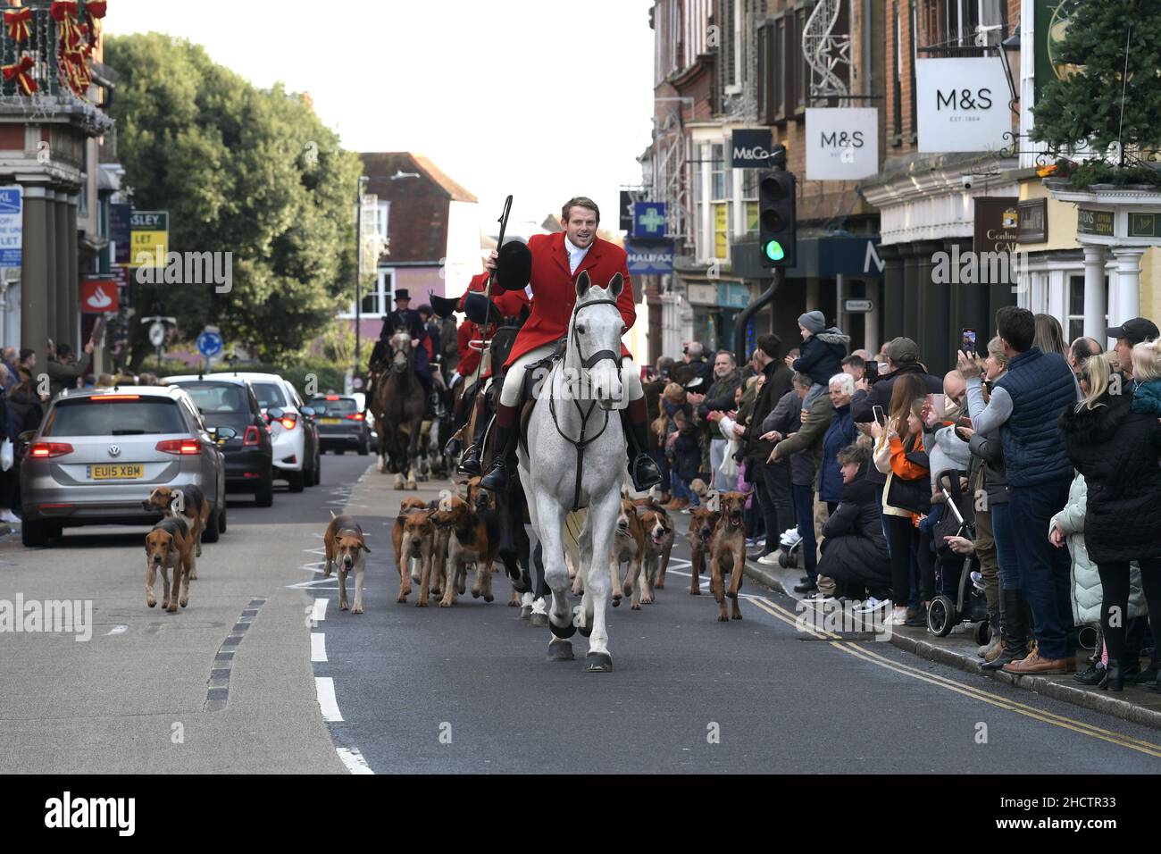 Maldon Essex, Royaume-Uni.1st janvier 2022.L'Essex avec Farmers and Union Hunt parade le long de Maldon High Street pour leur réunion annuelle du jour de l'an.Reporté en 2021 en raison des restrictions de Covid-19, la chasse est revenue dans des rues bourrées ainsi que dans des wishers et des manifestants anti-chasse du groupe action contre Foxchassant bordant la route principale à travers la ville d'Essex.Crédit : MARTIN DALTON/Alay Live News Banque D'Images