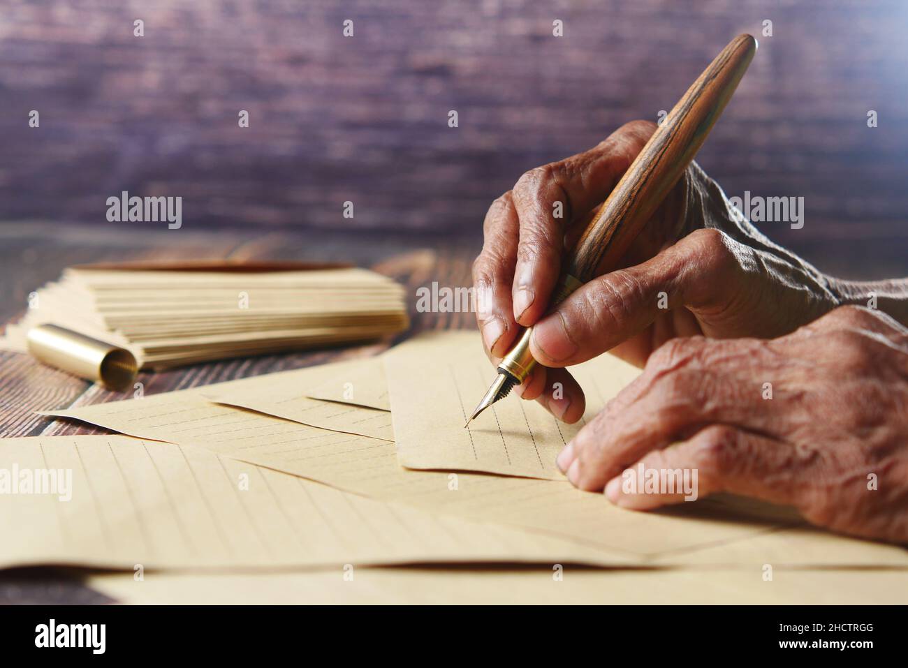 les femmes âgées écrivent la lettre à la main avec un stylo de fontaine Banque D'Images
