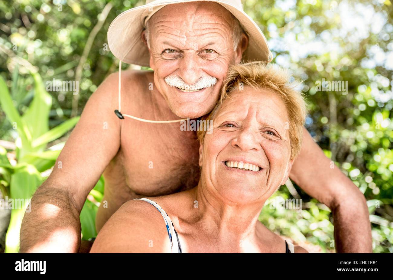 Couple heureux senior s'amusant à prendre le selfie à la jungle de Thaïlande voyage sur l'île de saut - Active personnes âgées et concept de voyage autour du monde Banque D'Images