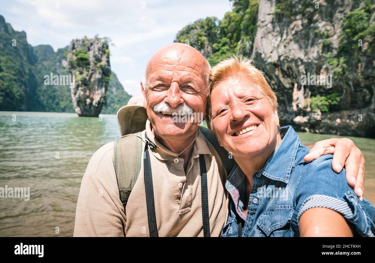 Heureux couple senior retraité prenant le selfie de voyage autour du monde - concept de personnes âgées actives avec des gens s'amusant ensemble à l'île James Bond Banque D'Images