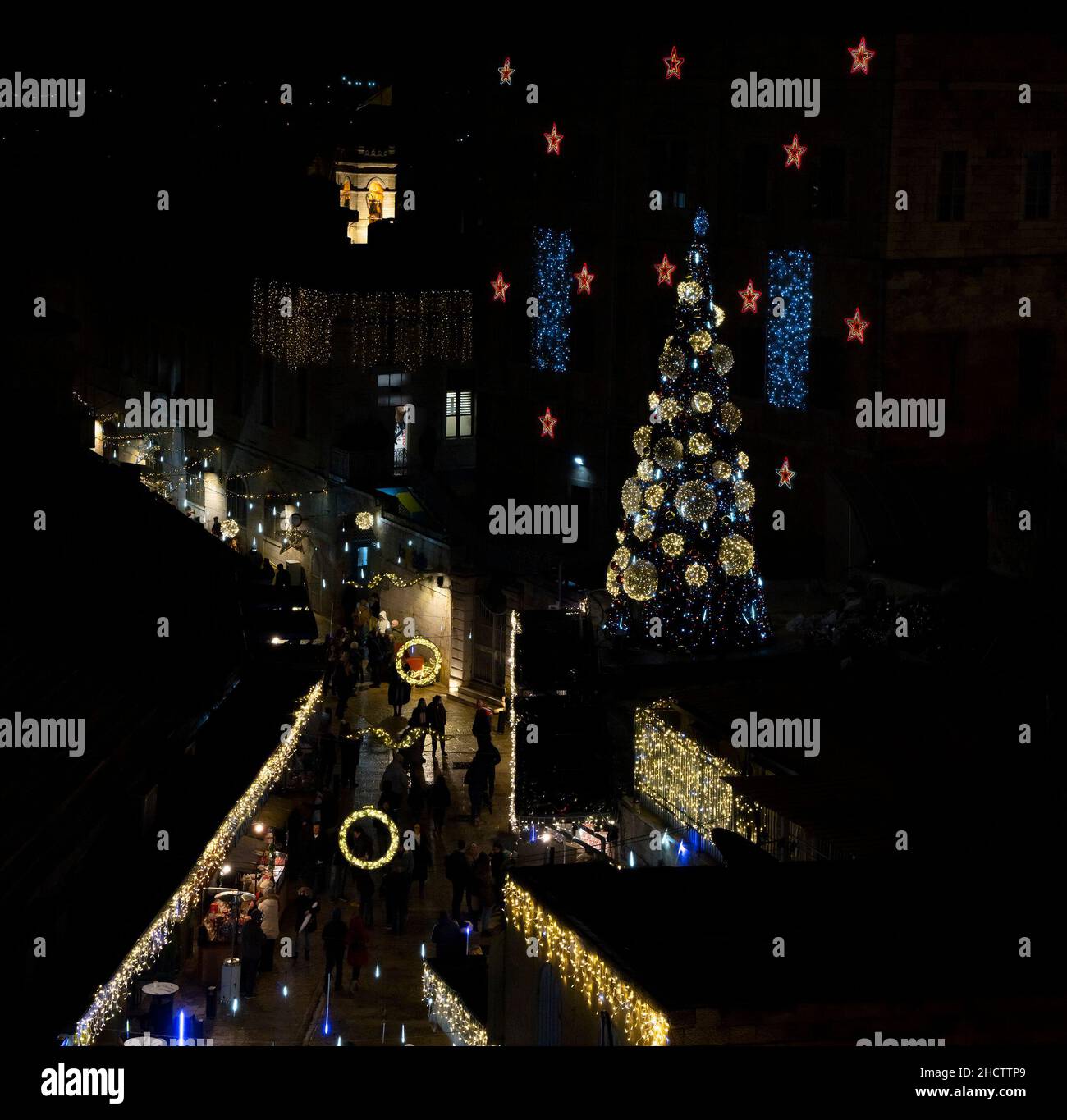 Jérusalem, Israël - 23rd décembre 2021 : une rue de la vieille ville de Jérusalem, Israël, décorée pour noël. Banque D'Images