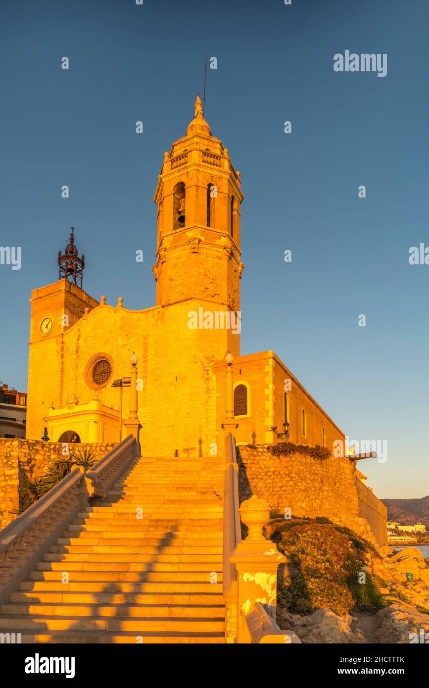 ESCALIER FRONT DE MER SANT BARTOMEU I SANTA TECLA EGLISE SITGES COSTA DORADA CATALOGNE ESPAGNE Banque D'Images