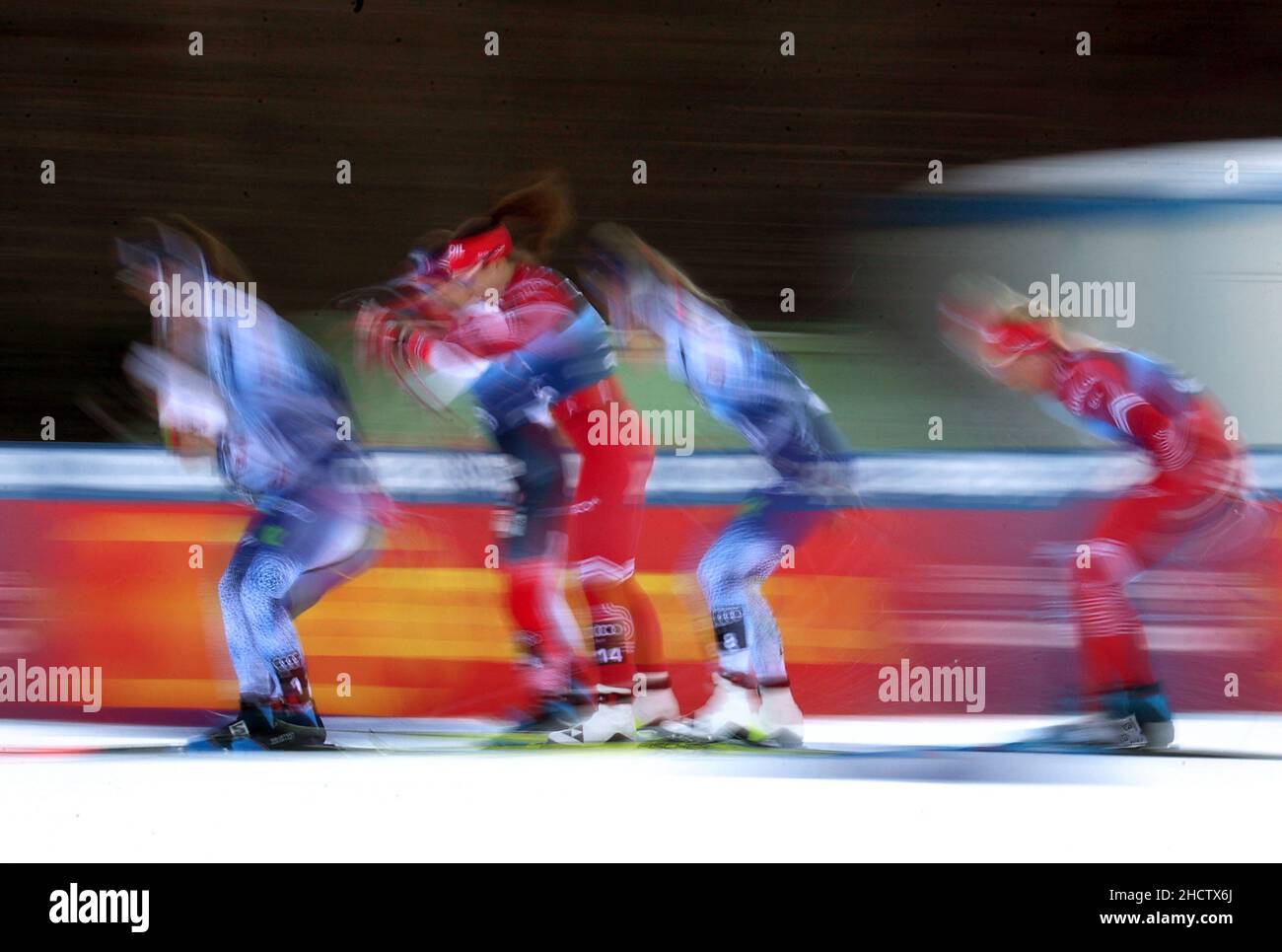 Oberstdorf, Allemagne.01st janvier 2022.Ski nordique/ski de fond: Coupe du monde, Tour de ski, qualification, sprint classique, femme.Coureurs sur la piste (longue exposition).Credit: Karl-Josef Hildenbrand/dpa/Alay Live News Banque D'Images
