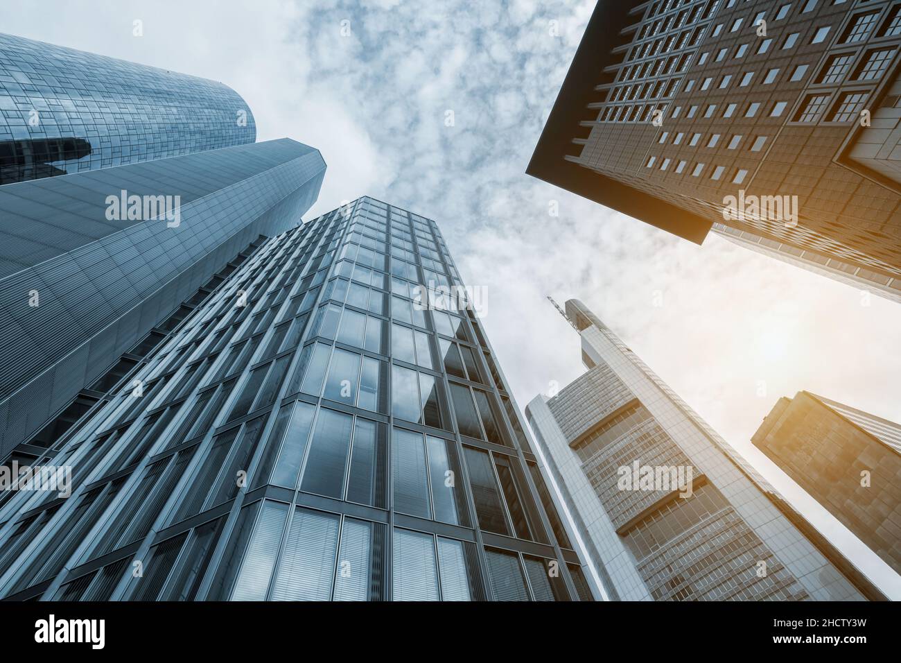 Gratte-ciel dans la vue du bas de la ville Banque D'Images