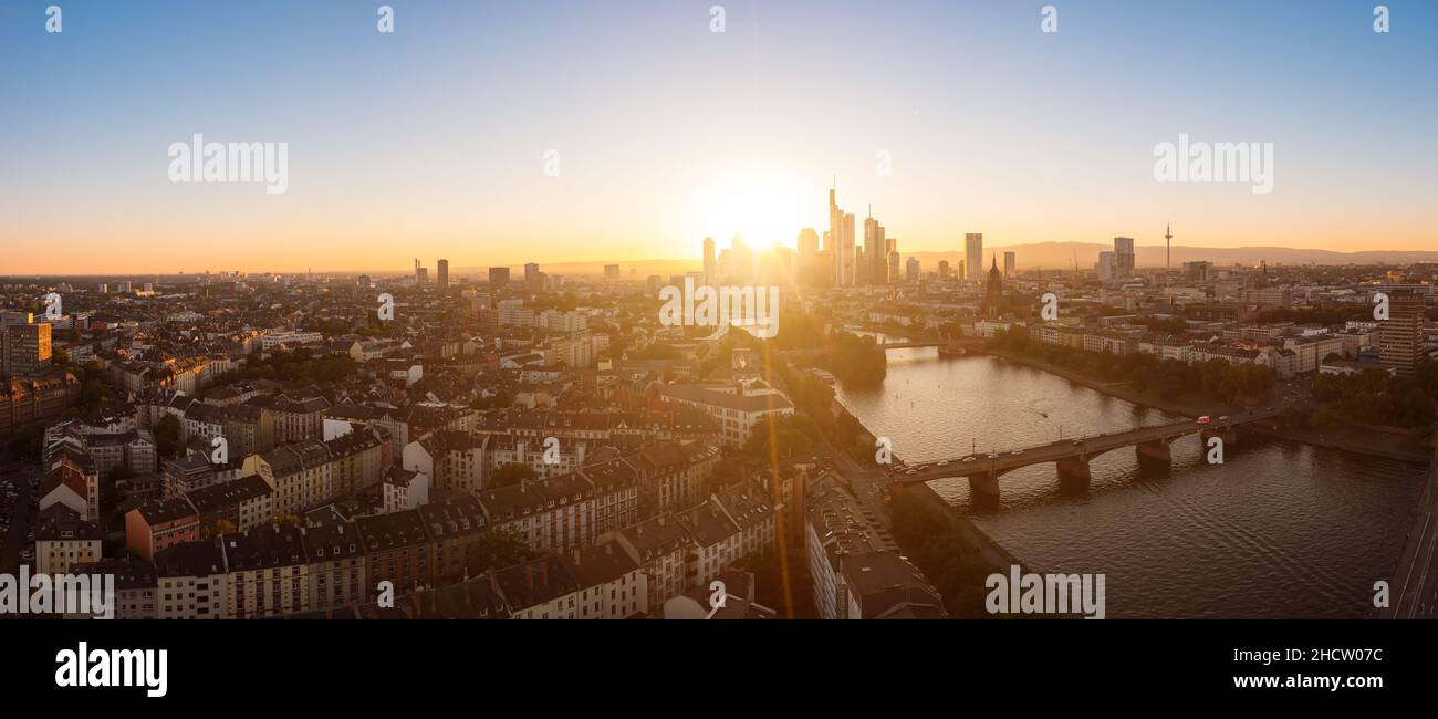 Vue sur la ville au coucher du soleil de Francfort-sur-le-main, allemagne Banque D'Images