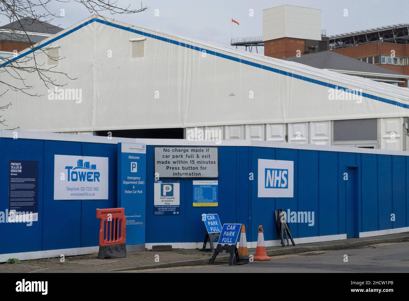 Londres, Royaume-Uni, 1 janvier 2022 : un centre d'ondes Nightingale est en cours de construction dans le parking de l'hôpital St George, pour aider à faire face à l'énorme nombre de cas de coronavirus de la variante omicron.Huit de ces 'mini Nightingales' sont en cours de construction dans des endroits autour de l'Angleterre.Avec plus d'un million de nouveaux cas de covid confirmés au cours de la semaine dernière et l'augmentation des hospitalisations, l'espace de lit sera nécessaire, mais il y a des inquiétudes quant à la disponibilité d'un personnel suffisant pour les gérer.Anna Watson/Alay Live News Banque D'Images