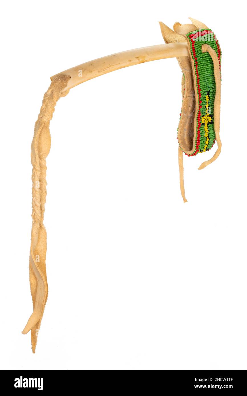Coup-Stick la Native American Indian de l'os et de cuir de buffle isolated on white Banque D'Images