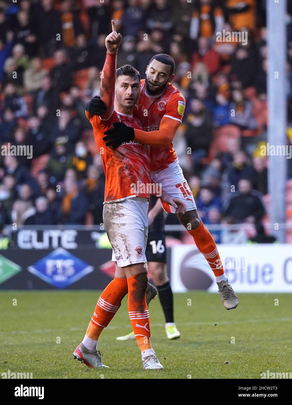 Gary Madine de Blackpool (à gauche) célèbre avec son coéquipier keshi Anderson après avoir obtenu le premier but du match de la zone de pénalité lors du match du championnat Sky Bet au stade Bloomfield Road, à Blackpool.Date de la photo: Samedi 1 janvier 2022. Banque D'Images