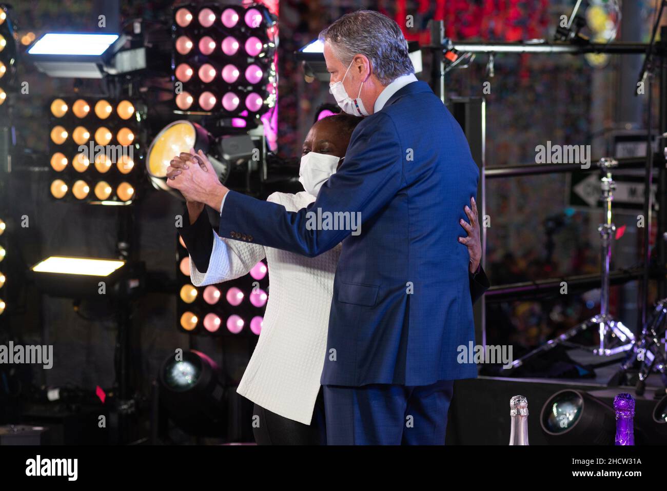 New York, États-Unis.01st janvier 2022.Le maire Bill de Blasio et Chirlane McCray dansent sur la scène de la dernière nuit de Blasio un maire de New York à la Saint-Sylvestre à Times Square à New York le vendredi 31 décembre 2021.Photo de Gabriele Holtermann/UPI crédit: UPI/Alay Live News Banque D'Images