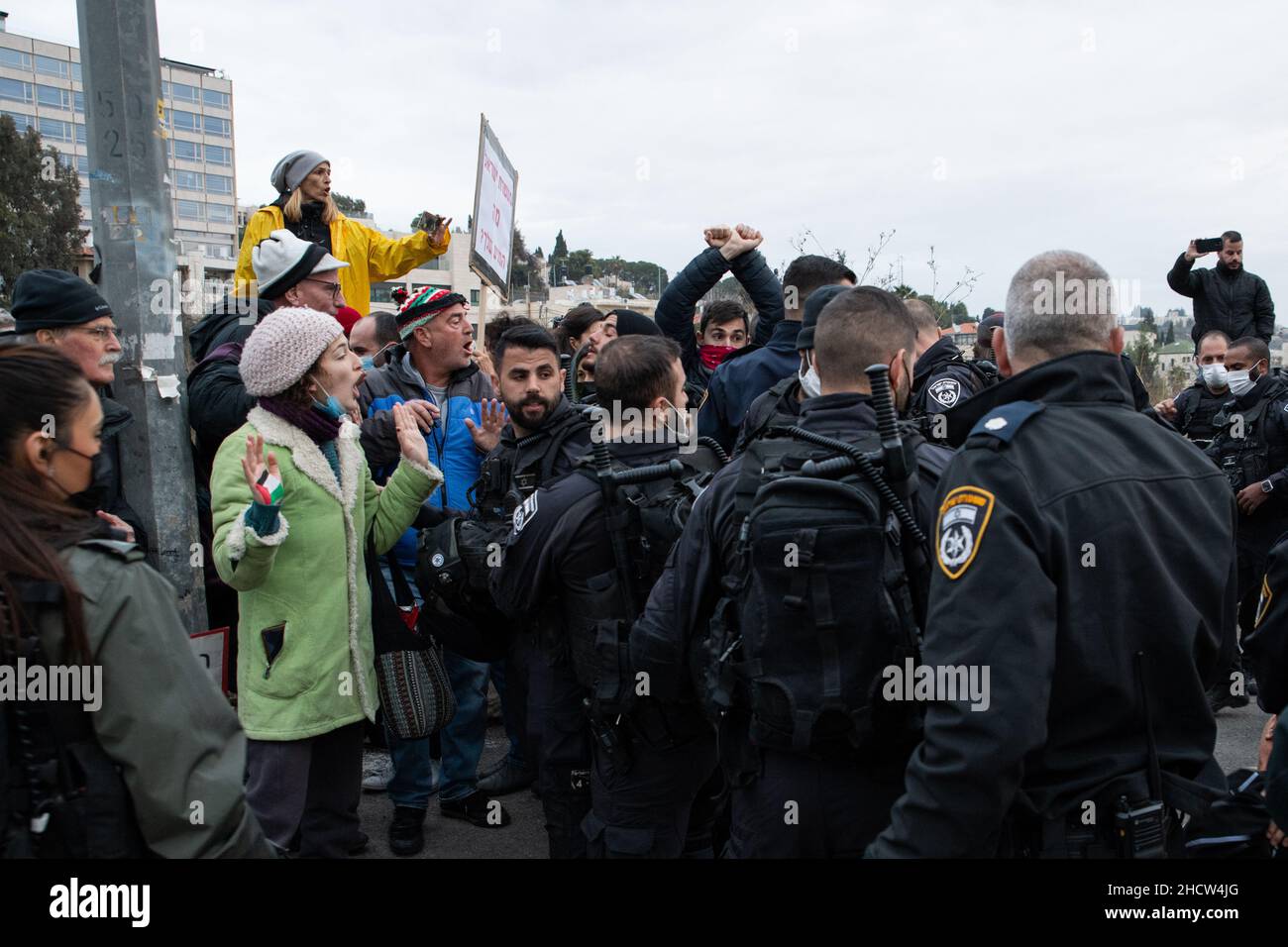 Confrontations lors de la manifestation de solidarité à Sheikh Jarrah contre la déportation de familles palestiniennes de la neigberhood. Des confrontations se sont produites entre la police israélienne et des manifestants pour avoir agité le drapeau de la Palestine.Un jeune palestinien a été arrêté pour avoir agité le drapeau sur la route principale.Il y a une semaine, une place de parking pour autobus était fermée après avoir reçu une ordonnance d'expulsion.Jérusalem, Israël.31th décembre 2021.(Matan Golan/Sipa Etats-Unis) Banque D'Images