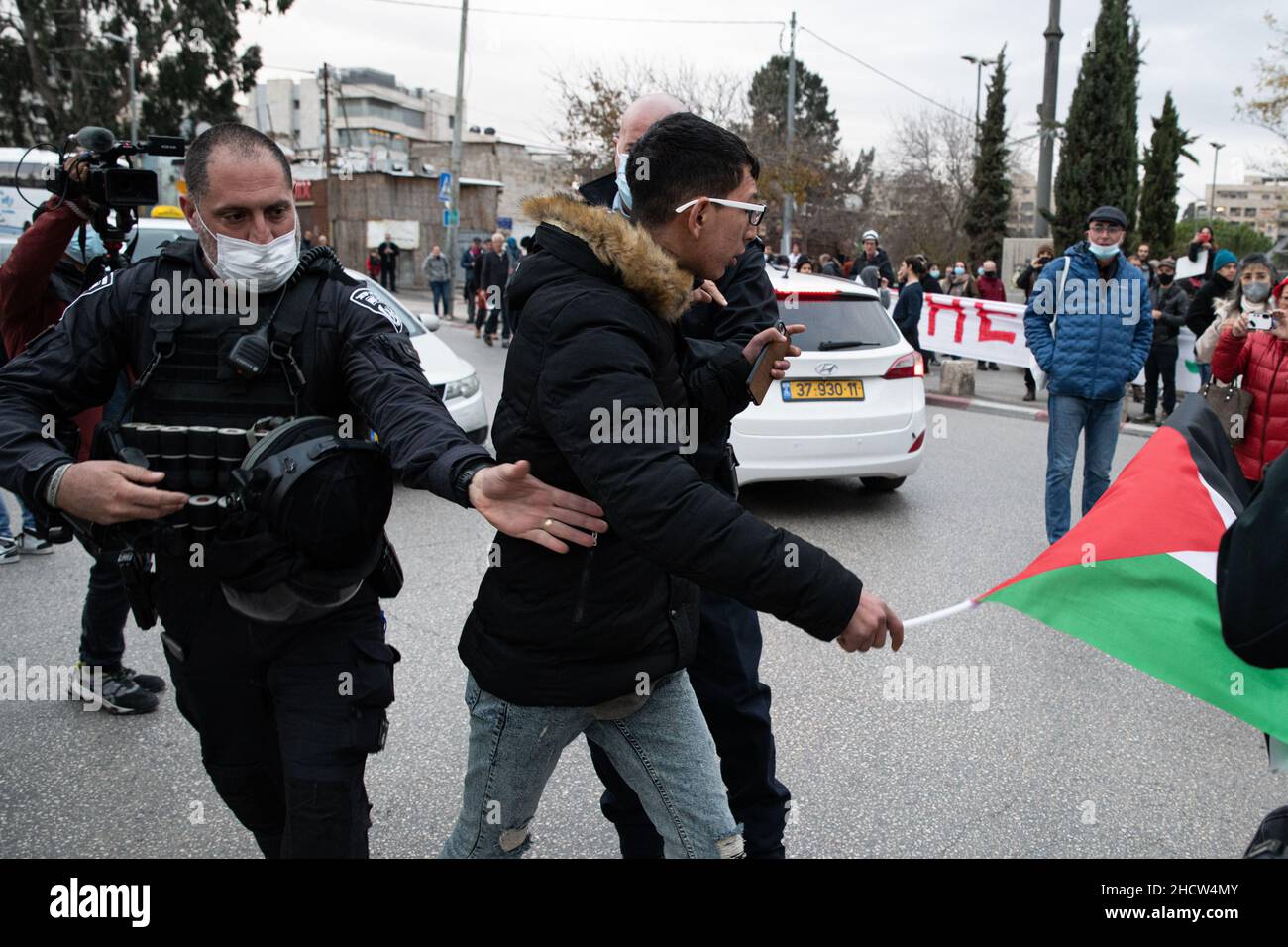 Confrontations lors de la manifestation de solidarité à Sheikh Jarrah contre la déportation de familles palestiniennes de la neigberhood. Des confrontations se sont produites entre la police israélienne et des manifestants pour avoir agité le drapeau de la Palestine.Un jeune palestinien a été arrêté pour avoir agité le drapeau sur la route principale.Il y a une semaine, une place de parking pour autobus était fermée après avoir reçu une ordonnance d'expulsion.Jérusalem, Israël.31th décembre 2021.(Matan Golan/Sipa Etats-Unis) Banque D'Images