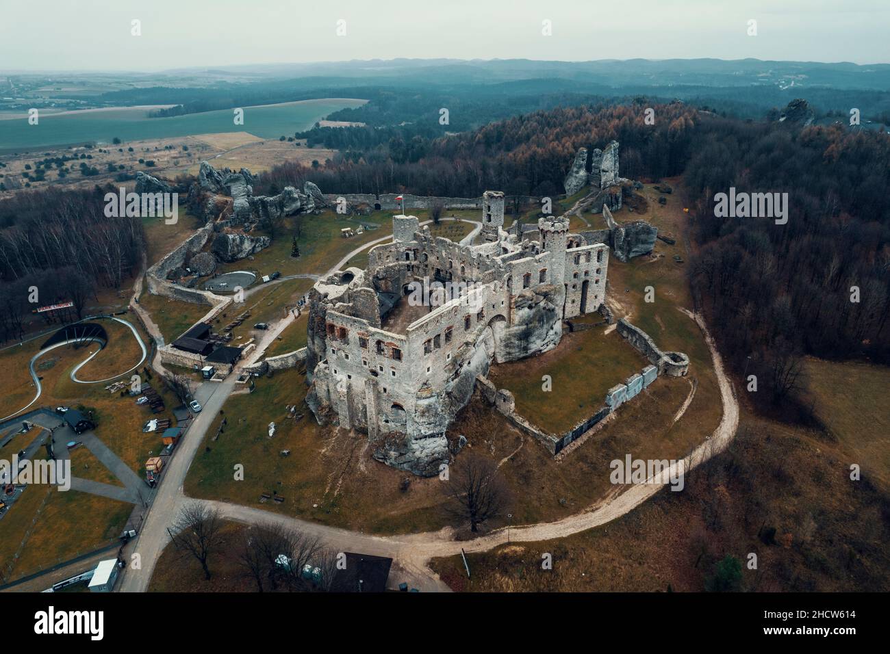 Château d'Ogrodzieniec, vue sur les drones d'automne 4K. Banque D'Images