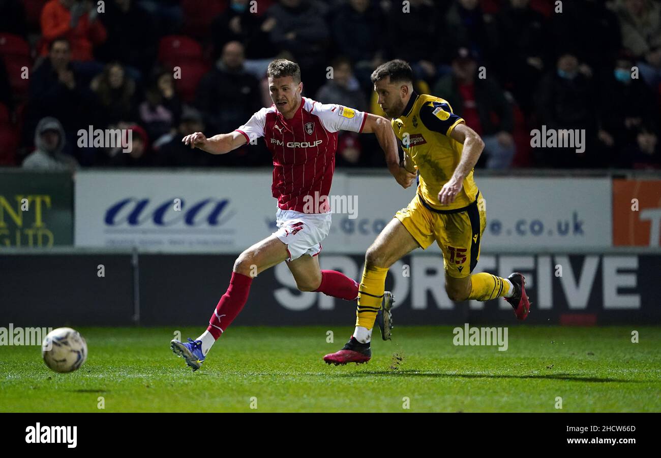 Michael Smith (à gauche) de Rotherham United et Bolton Wanderers se batteront pour le ballon lors du match de la Sky Bet League One au stade AESSEAL New York, Rotherham.Date de la photo: Samedi 1 janvier 2022. Banque D'Images