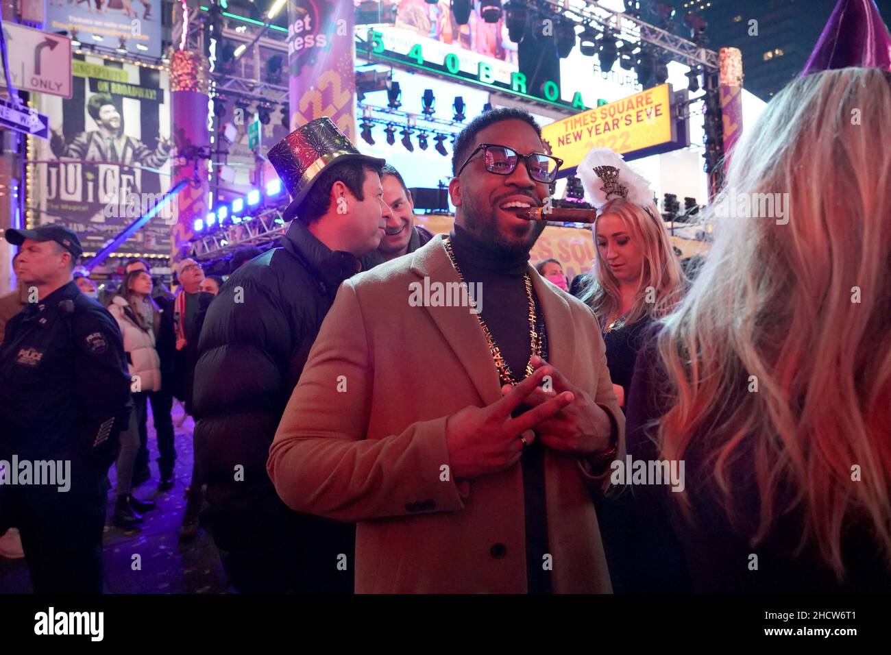 New York, États-Unis.31st décembre 2021.Un célébrant pose pour les photos alors qu'ils se rassemblent dans Times Square pour le bal de la Saint-Sylvestre tombe à sonner en 2022.(Photo de Catherine Nance/SOPA Images/Sipa USA) crédit: SIPA USA/Alay Live News Banque D'Images