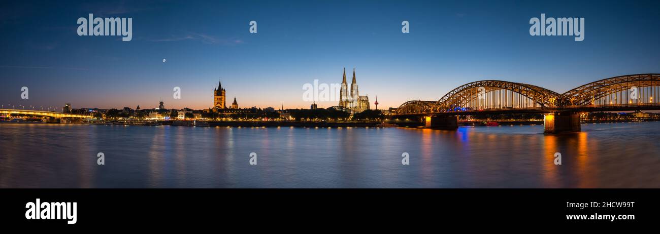Panorama de Cologne au coucher du soleil Banque D'Images