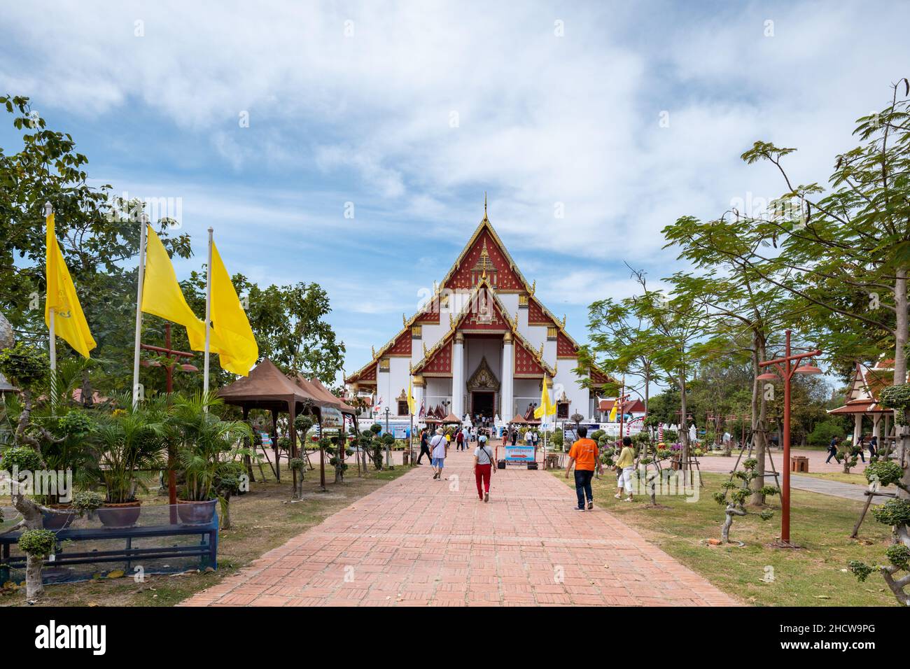 Ayutthaya, Thaïlande - décembre 2021: Wihan Phra Mongkhon Bophit, un temple moderne plus connu pour sa statue massive et dorée du Bouddha assis. Banque D'Images