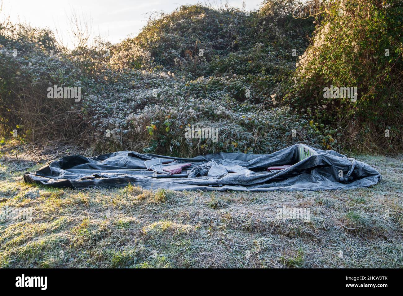 Ambleteuse, France - 22 décembre 2021 : bateau gonflable et gilet de sauvetage abandonnés par les migrants souhaitant traverser la Manche. Banque D'Images