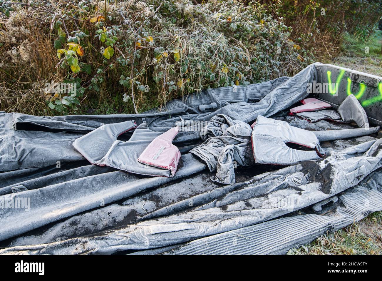 Ambleteuse, France - 22 décembre 2021 : bateau gonflable et gilet de sauvetage abandonnés par les migrants souhaitant traverser la Manche. Banque D'Images