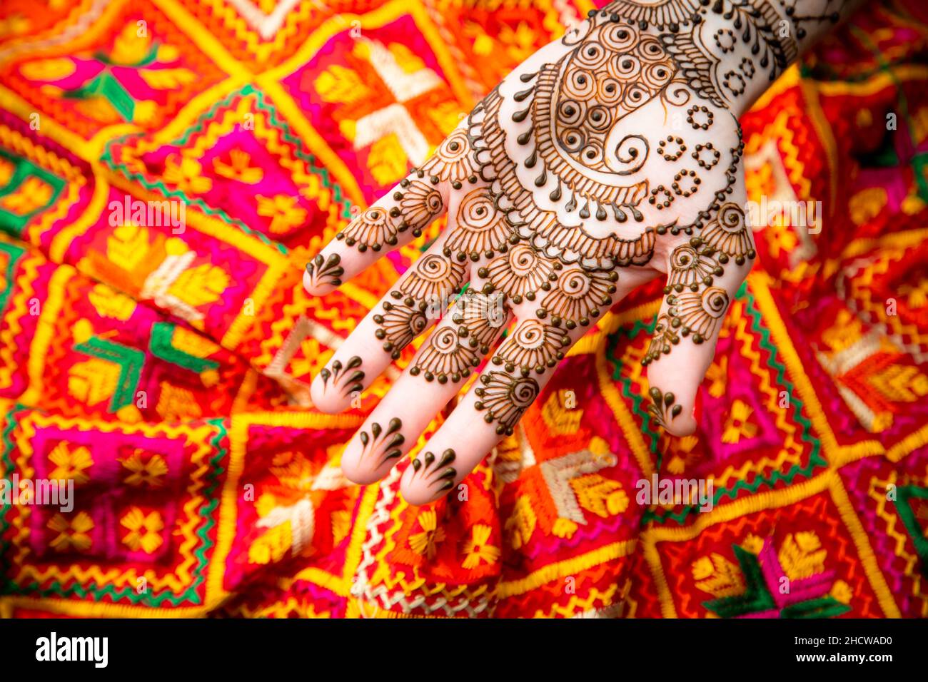 Mains de femme ou de mariée décorées en mehndi, une forme d'art du corps et de décoration temporaire de la peau habituellement dessinées sur les mains ou les jambes. Banque D'Images
