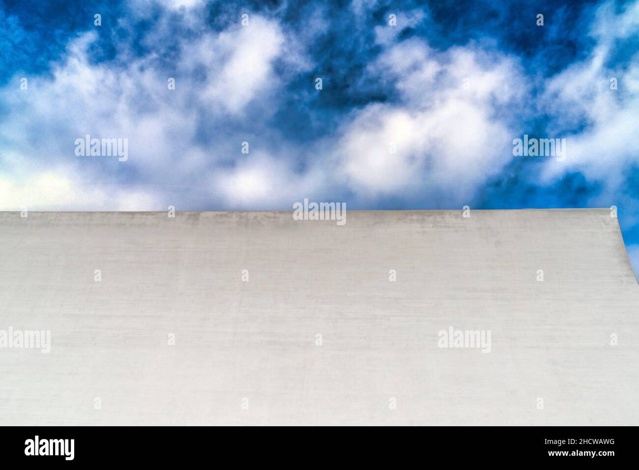 Grand mur blanc vierge devant un ciel bleu d'hiver Banque D'Images
