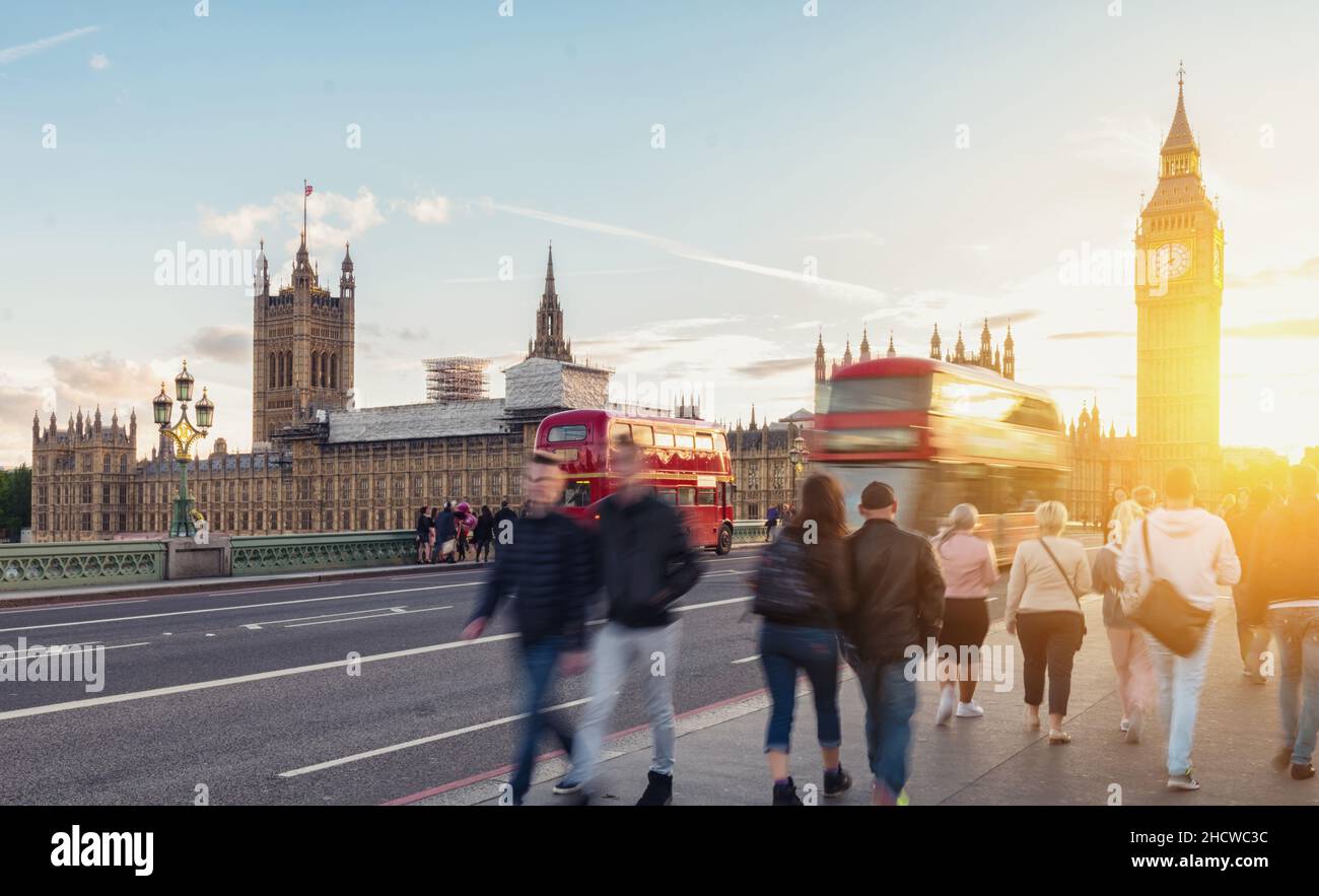 Big Ben, Westminster Bridge et bus rouge à impériale à Londres, Angleterre, Royaume-Uni Banque D'Images