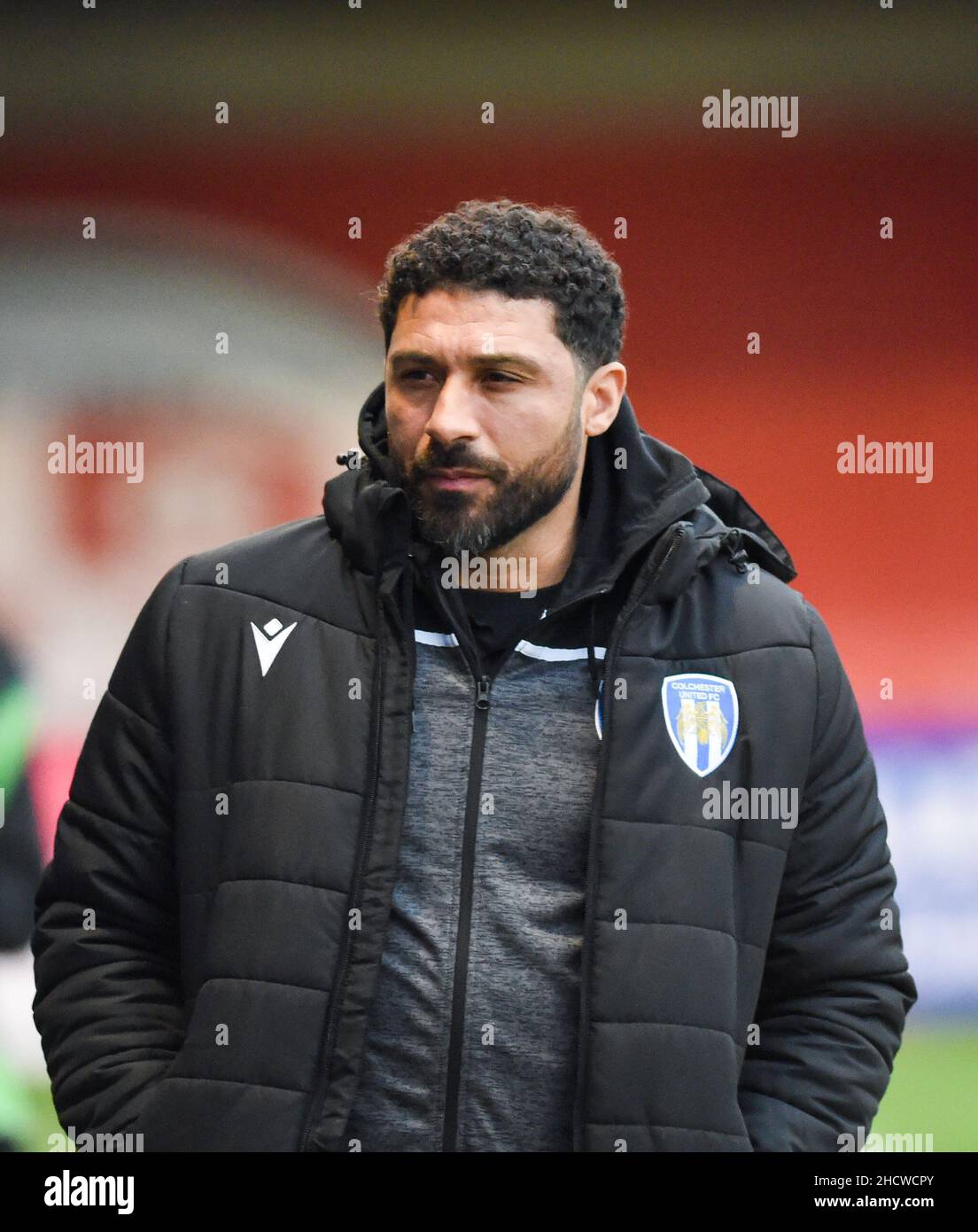 Hayden Mullins, entraîneur-chef de Colchester, lors du match Sky Bet League Two entre Crawley Town et Colchester United au People's Pension Stadium , Crawley , Royaume-Uni - 1st janvier 2022 - usage éditorial uniquement.Pas de merchandising.Pour les images de football, les restrictions FA et Premier League s'appliquent inc. Aucune utilisation Internet/mobile sans licence FAPL - pour plus de détails, contactez football Dataco Banque D'Images