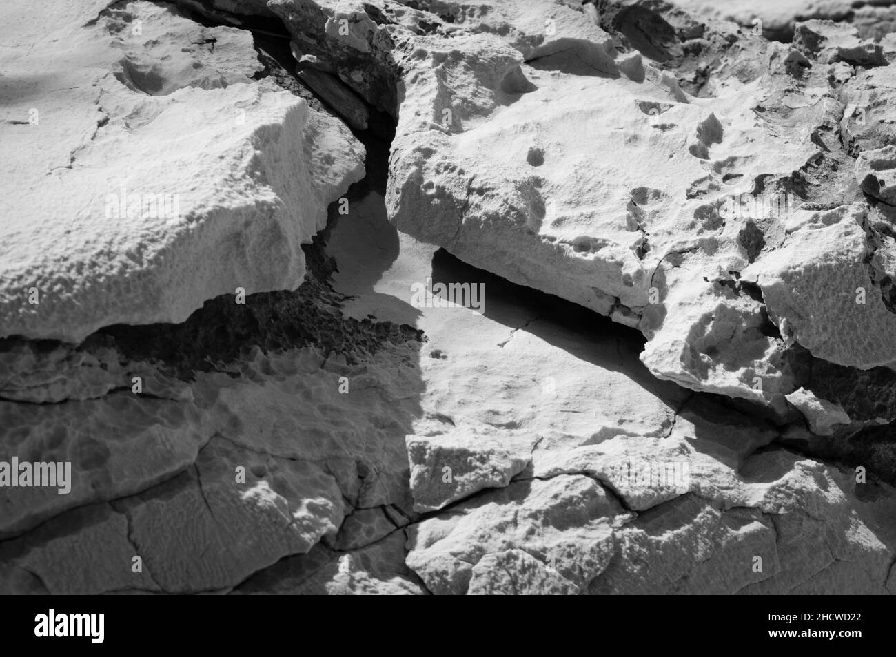 Rochers calcaires sur la côte Adriatique, formes et formations inhabituelles, noir et blanc Banque D'Images