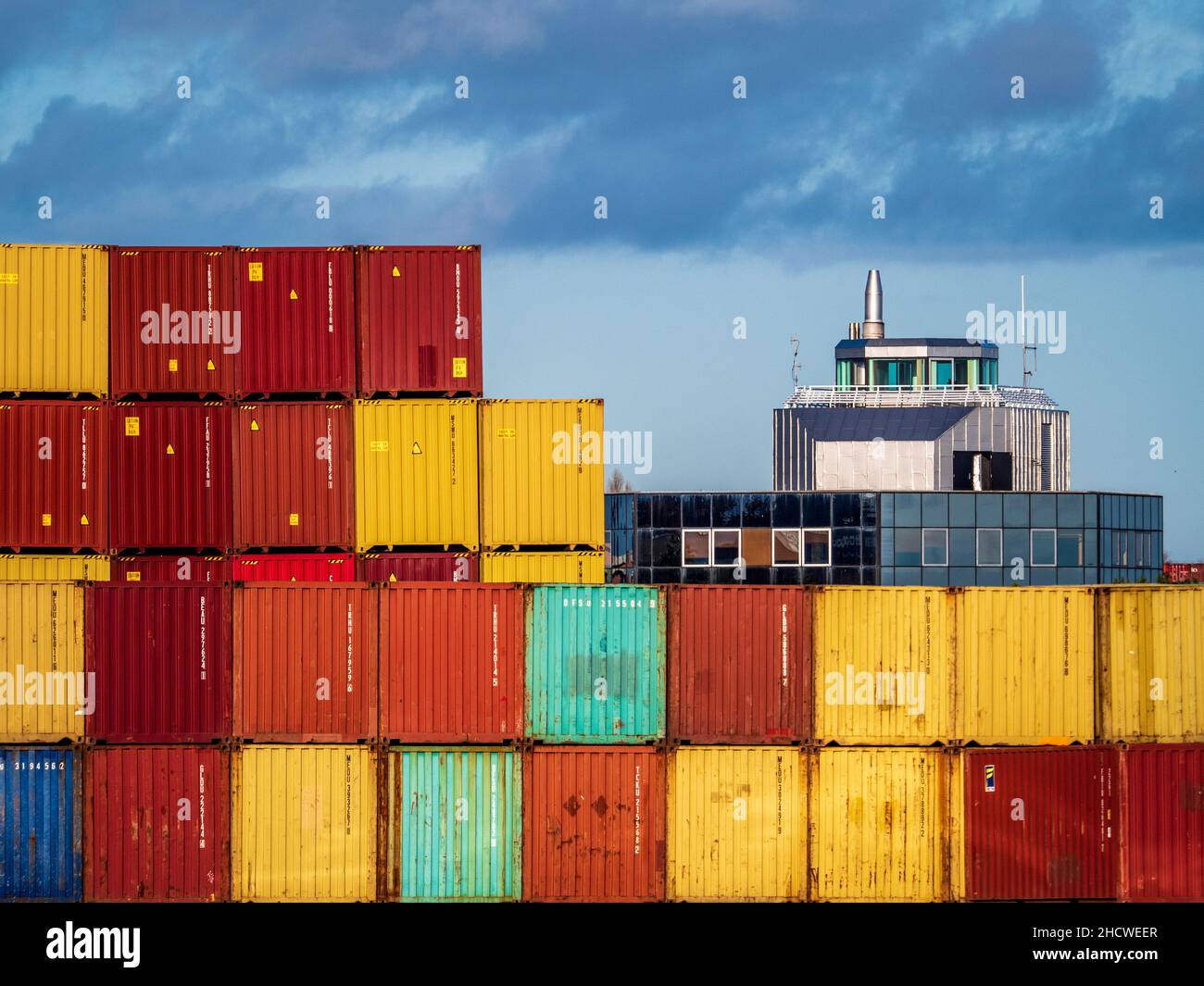 Port de douane et d'accise du Royaume-Uni - HM Revenue & Customs Felixstowe Port - HMRC Felixstowe surplombe le port de Felixstowe container Shipping docks. Banque D'Images