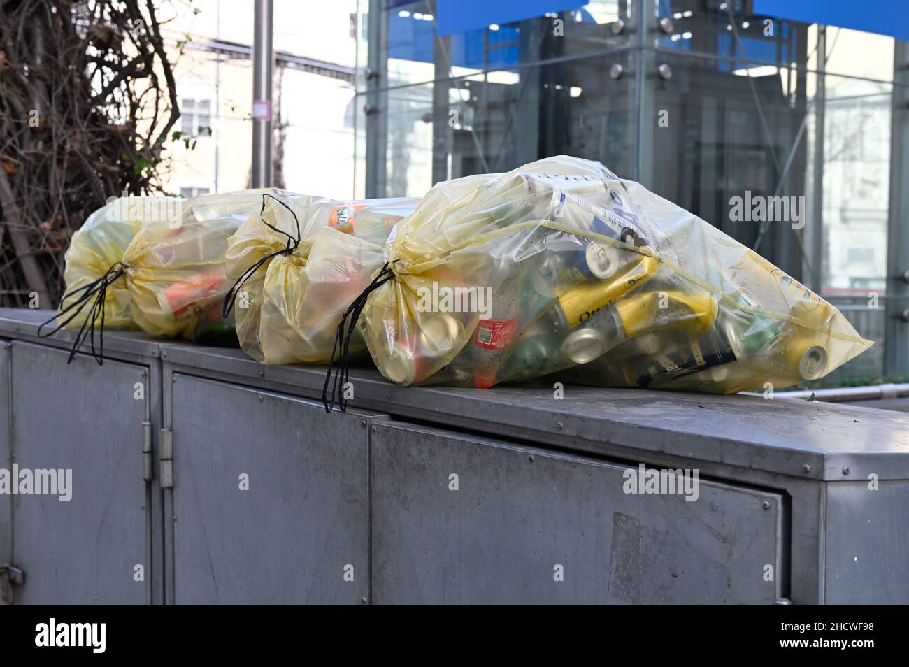 Vider les canettes à boissons et les bouteilles en plastique dans des sacs en plastique prêts pour la collecte des déchets Banque D'Images