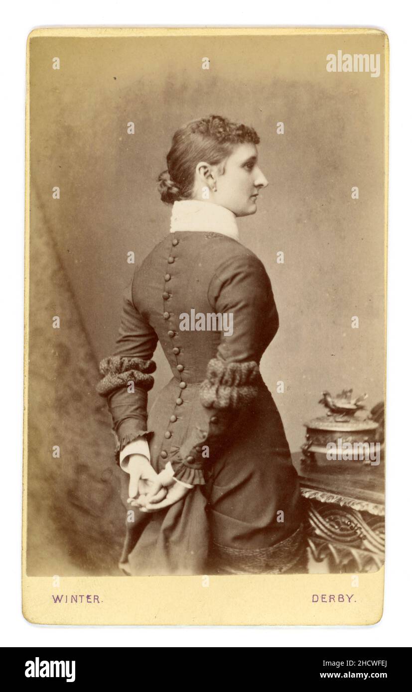 Original Victorian CDV (carte de visite) de belle femme victorienne, femme victorienne, vue arrière de la robe boutonnée avec des débuts de l'agitation qui date cette carte de visite à circa 1881, merveilleux bouton, manches et cheveux détails, par W.W. Winter de Derby, East Midlands, Angleterre, Royaume-Uni Banque D'Images