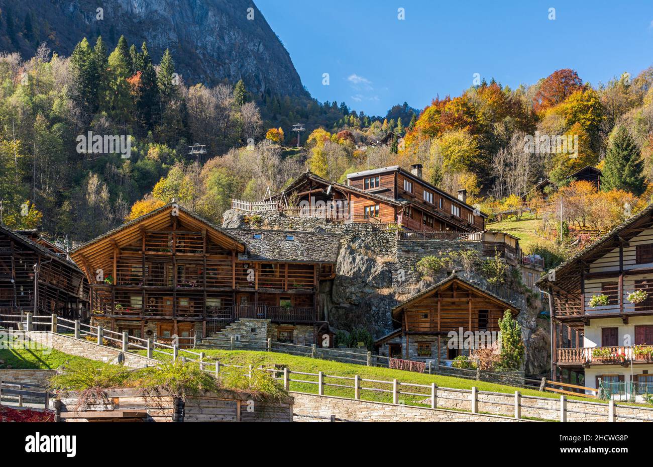 Le beau village d'Alagna Valsesia, en automne, à Valsesia (vallée de la Sesia).Province de Vercelli, Piémont, Italie. Banque D'Images