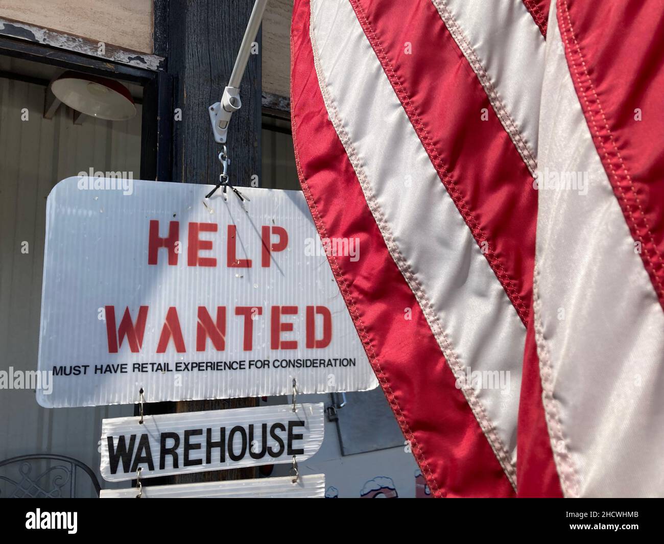 Aide recherché signe avec drapeau américain, États-Unis problèmes économiques avec les emplois et les travailleurs Banque D'Images