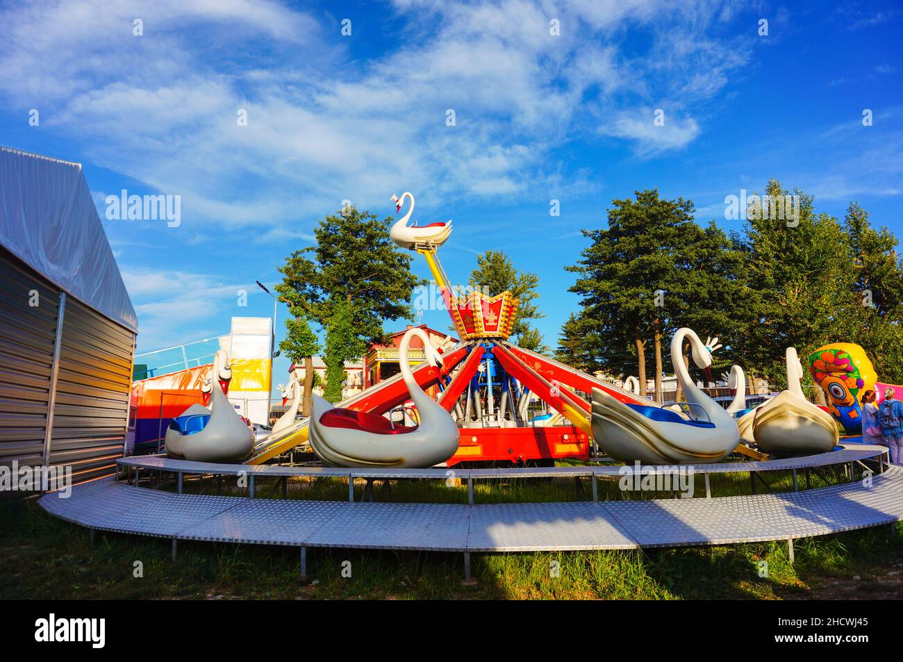 Attraction de carrousel coloré dans un parc d'attractions à Sarbinowo, Pologne Banque D'Images