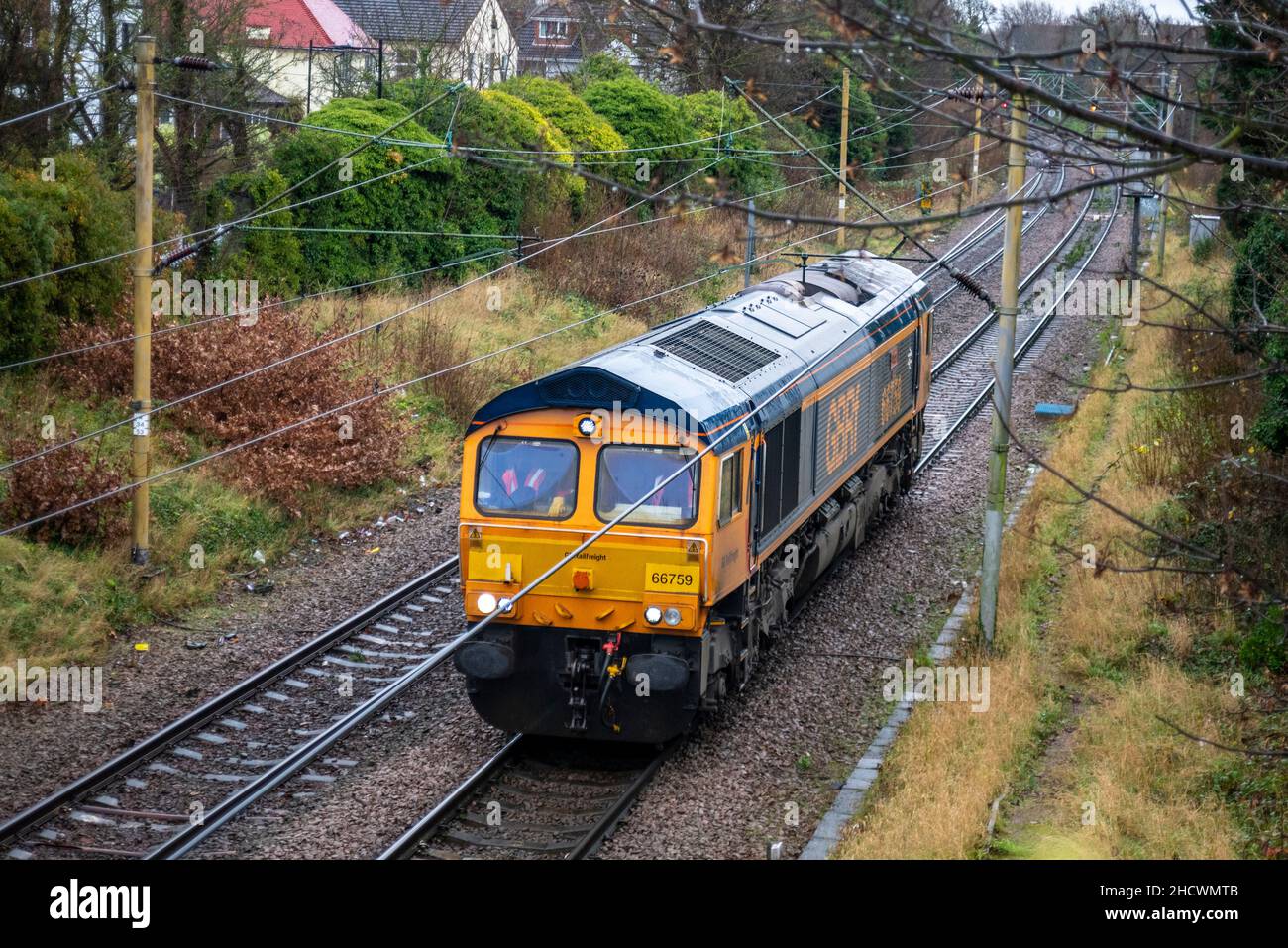 Classe 66 locomotive électrique diesel 66759 feu de circulation entre Southend on Sea et Westcliff sur la ligne de chemin de fer C2C, Essex, Royaume-Uni.Ligne principale électrifiée Banque D'Images