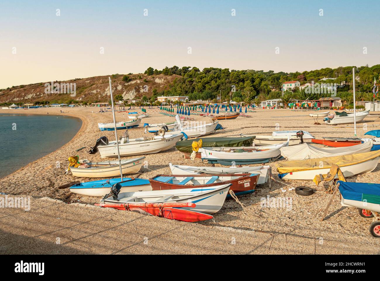 Bateaux de pêche à la plage de Numana, Marche, Italie Banque D'Images