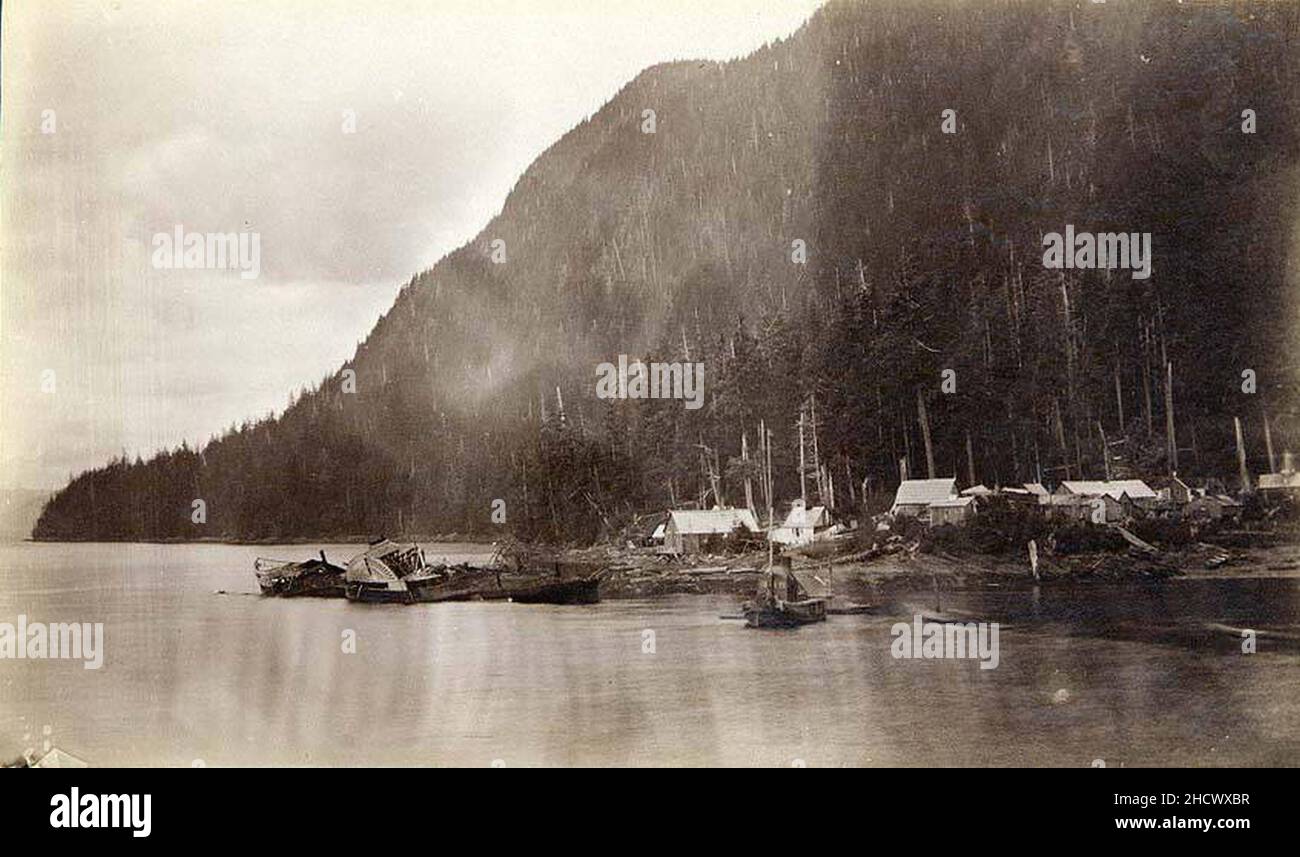 Vestiges du bateau à vapeur ANCON naufragé près de la conserverie Loring en août 1889, Loring Bay, Alaska, vers 1895 Banque D'Images