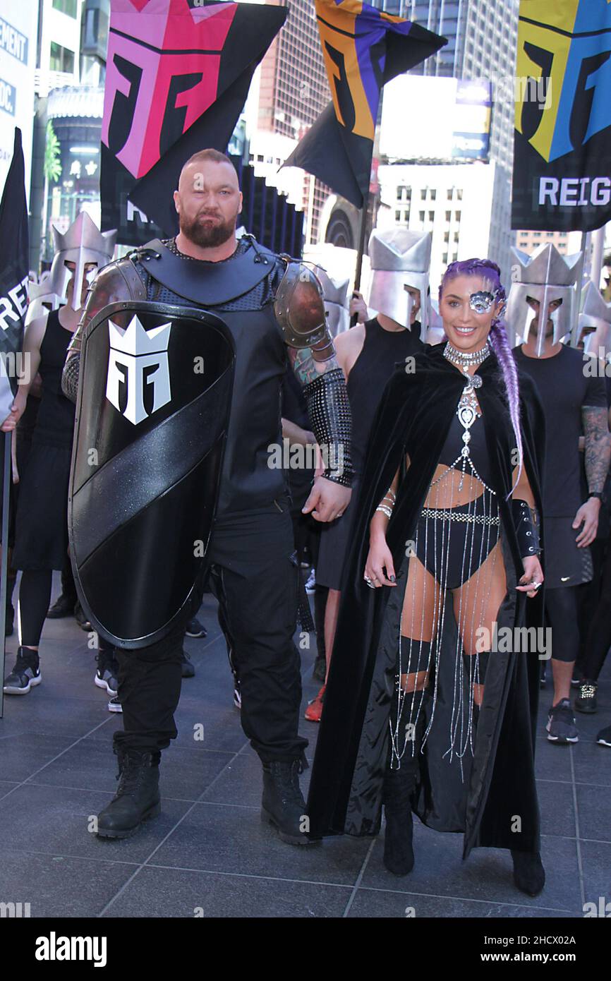 New York - NY - 20190416 Hafþor Julius Bjornsson et Natalie Eva Marie, spécialiste de la condition physique, lancent le carburant total Reign Body Fuel de Monster Energy avec une marche à travers Time Square. -PHOTO : Hafþor Julius BjornssonNatalie Eva Marie ROGER WONG Banque D'Images
